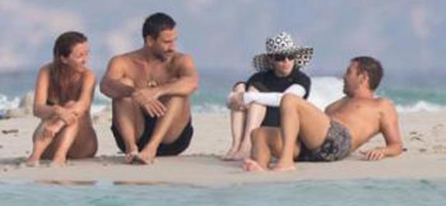 مادونا على الشاطئ في اسبانيا بملابس غريبة