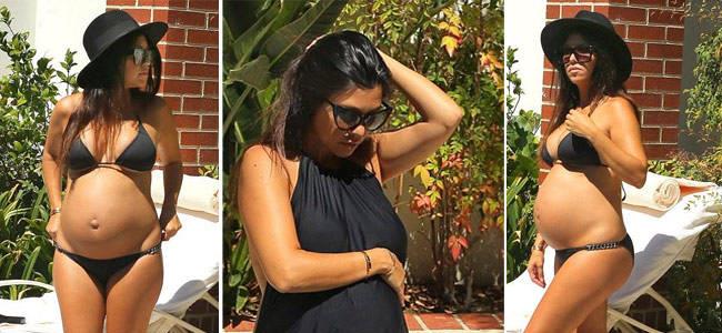 كورتني كارداشيان تستعرض قوامها بالبيكيني خلال حملها