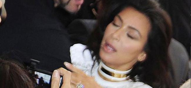 بالصور: صحافي يسقط كيم كارداشيان أرضا