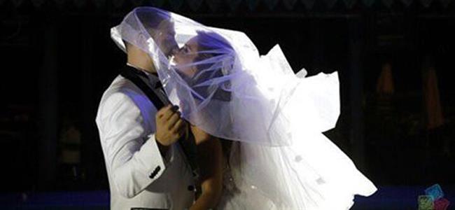 ايميه صياح تنشر صورة جريئة مع زوجها