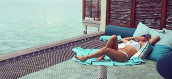 نانسي افيوني تتابع رحلتها الرومانسية واطلالة صيفية بـ