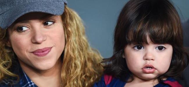 شاكيرا الحامل مع ابنها مجددا في الملعب لدعم بيكيه 