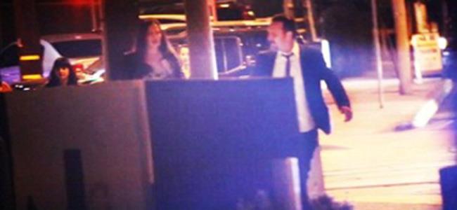 بالفيديو / ديفيد آركيت يتشاجر مع خطيبته ويتركها في الشارع!