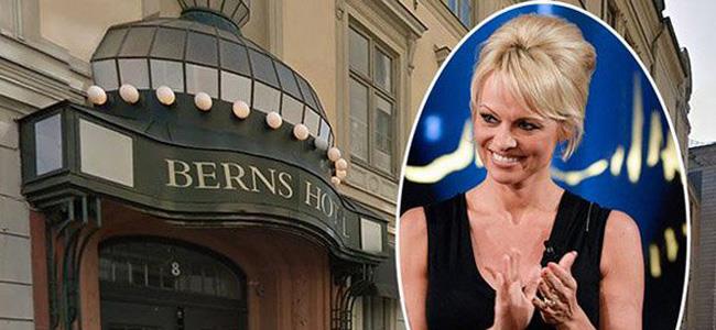 رجل عارٍ حاول حرق غرفة باميلا آندرسون