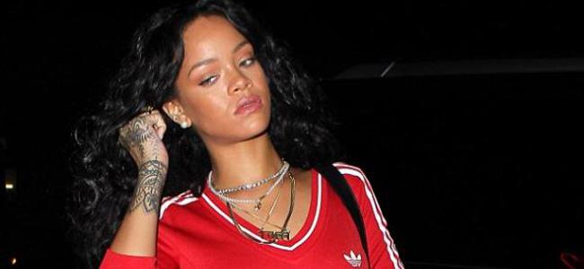 ريهانا تحمل زجاجة نبيذ في الطريق