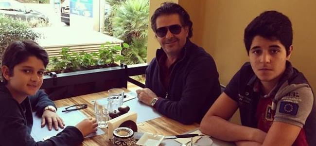 بالصورة : راغب علامة على الغداء مع ولديه لؤي وخالد