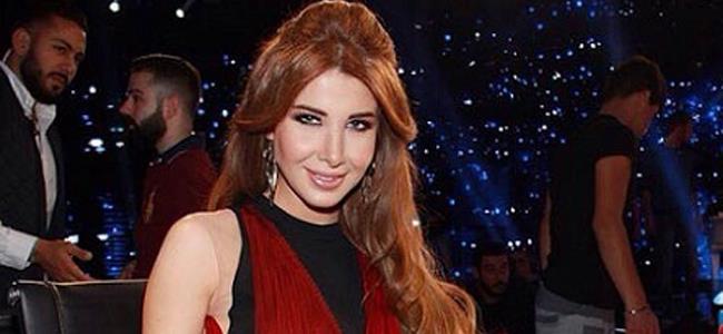 نانسي عجرم تلهب الجمهور بفستانها 