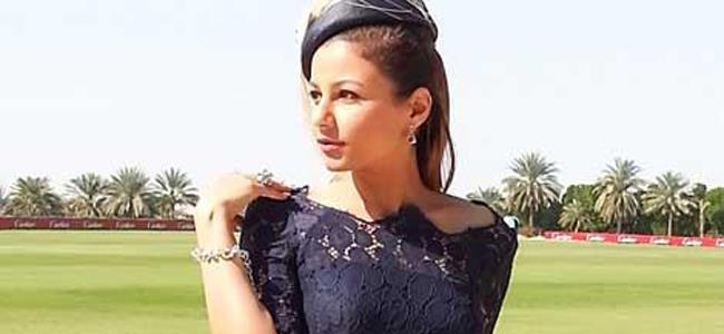 إعلامية إماراتية تنتعل حذاءً بـ3.1 مليون دولار