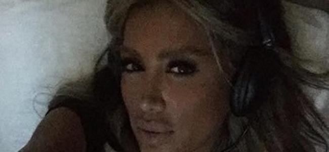 مايا دياب في سيلفي على السرير