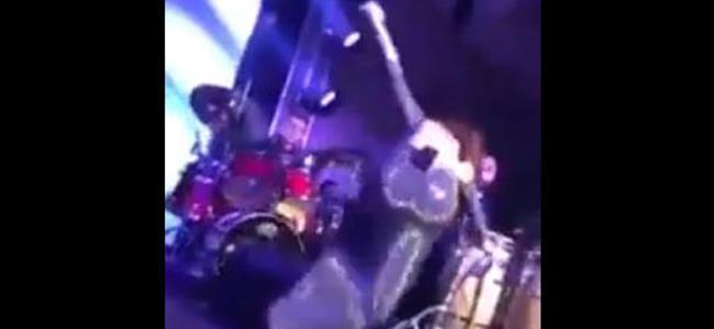 بالفيديو.. سقوط إليسا على المسرح ليلة رأس السنة