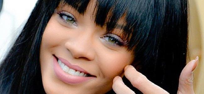 بالصورة ريهانا عارية الصدر ووشم باللغة العربية جنب ثديها