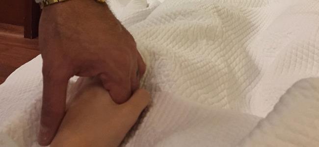 بالصورة.. زوج ميريام فارس إلى جانبها في المستشفى