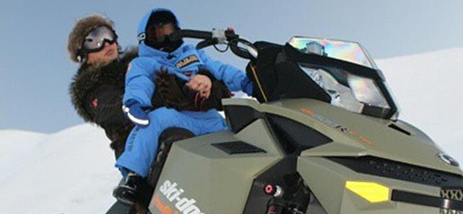 قمر تلهو مع ابنها على الثلوج