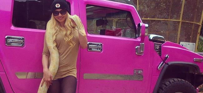 بالصورة ميريام كلينيك تحمل افعى عملاقة على كتفها