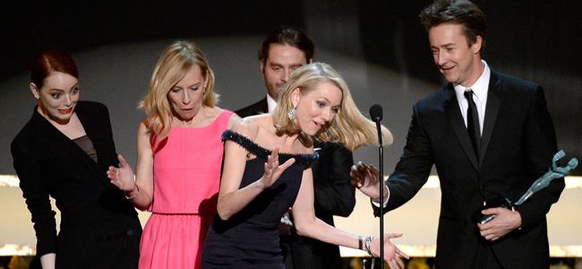 بالصورة-ناعومي واتس تتعثر بفستان إيما ستونس على المسرح