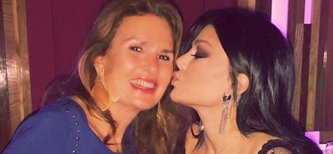 بالصورة: هيفاء وهبي تطبع قبلة على خذ يسرا