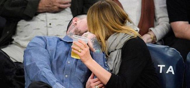 بالصور: كاميرون دياز تتبادل القبل مع زوجها في ملعب كرة السلّة