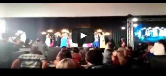 وصيفة ملكة الجمال تشدها من شعرها وتنتزع منها التاج