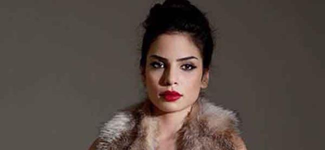 ريتا حايك عارية في إعلان مسرحيتها!