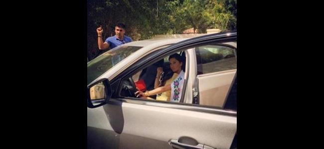 لاميتا فرنجية تبهر عشاقها داخل سيارة جديدة