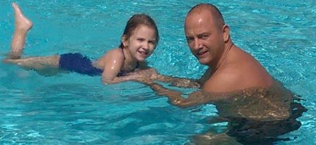 صورة زوج نانسي عجرم وابنتها في حوض السباحة