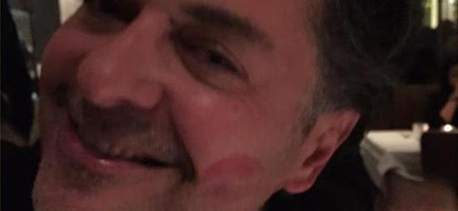 سر القبلة وأحمر الشفاه على خد راغب علامة