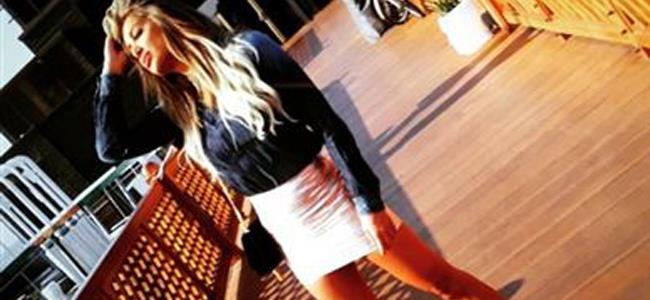 بالصورة شاهدوا ما حل بساقي مايا دياب تحت أشعة الشمس