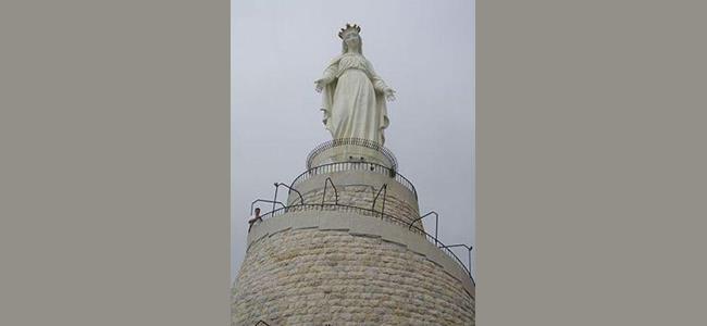 نجوم لبنان بجميع طوائفهم يحيون رتبة الغسل في حريصا