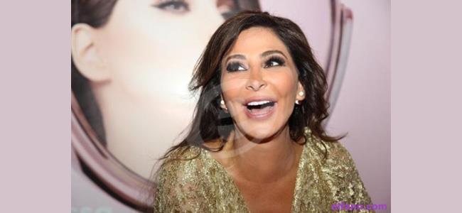  إليسا تبعد معجبة بطريقة قاسية وترفض إلتقاط صورة معها.. بالفيديو