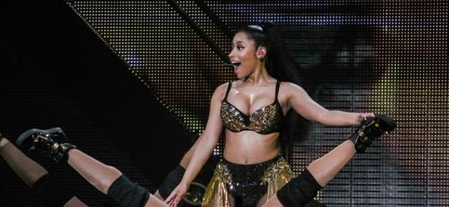 نيكي ميناج تطل شبه عارية في حفلها