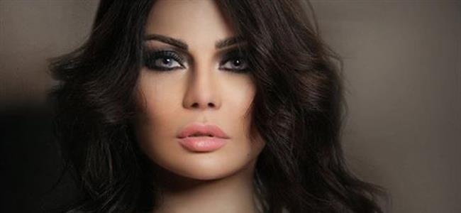 بالصورة - هيفاء وهبي تلفت الأنظار في بنطال ممزق بالكامل من فوق