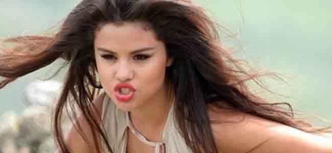 بالصور: سيلينا غوميزتستمتع برحلتها بالبيكيني الأسود