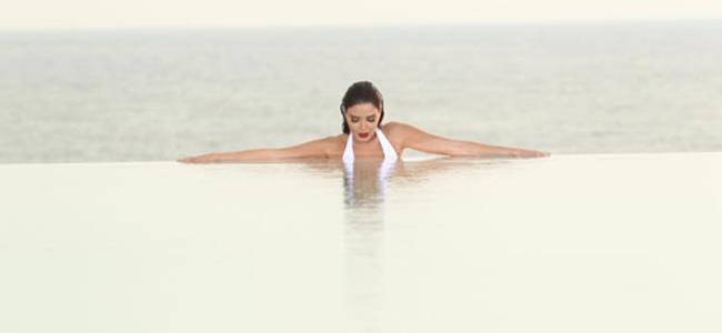 بالصورة - سيرين عبد النور تشعل جمهورها في حوض السباحة