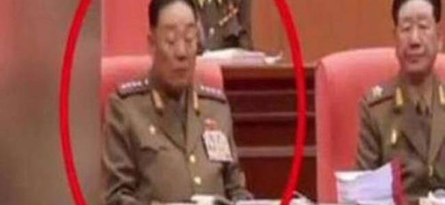الصورة التي تسببت بإعدام وزير دفاع كوريا الشمالية 