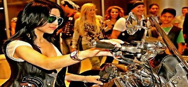 هيفا وهبي تقود دراجة 