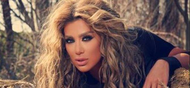 بالصورة - مايا دياب على اليخت بالمايوه 