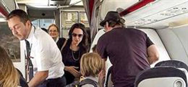  أنجلينا جولي وبراد بيت في الطائرة بالدرجة الإقتصادية 