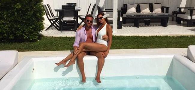  بالصورة - لاميتا فرنجية مثيرة بالمايوه في المسبح 