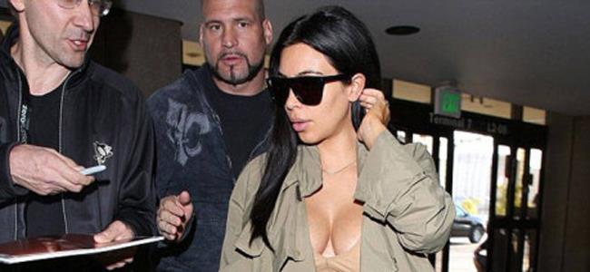 بالصور: كيم كارداشيان تلفت الانظار بثيابها المثيرة في المطار