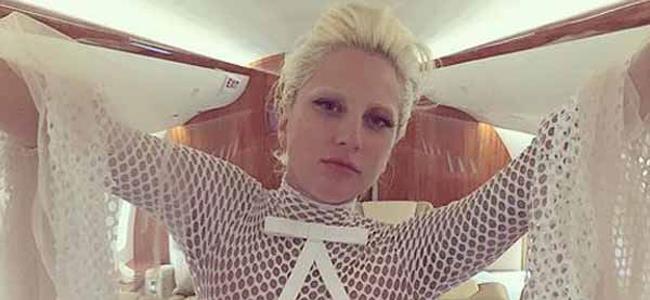  بالصور - ليدي غاغا تتجول في الشارع بدون حمالة صدر 