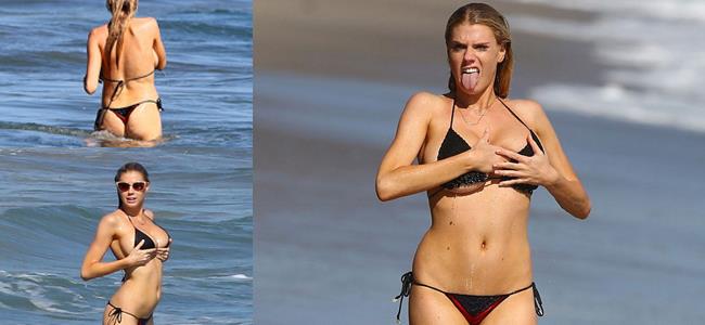  شارلوت ماكيني في البيكيني الفاضح على الشاطئ 