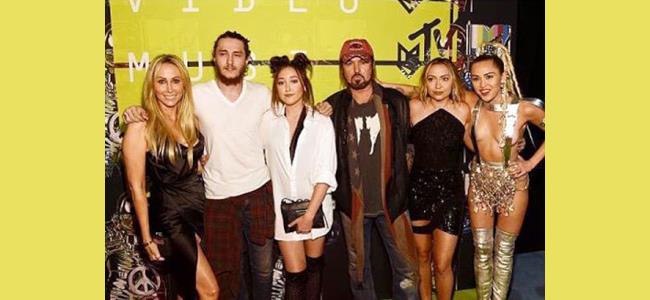 بالصور.. مايلي سايروس عارية تمامًا