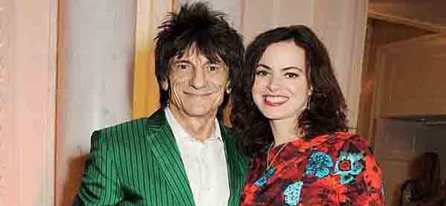  عضو فرقة “رولينغ ستونز” ينتظر توأماً وهو على مشارف السبعين 