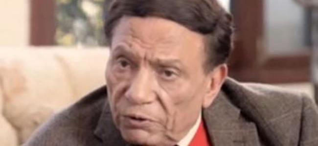  عادل إمام يغازل مذيعة في عزاء..بالفيديو 