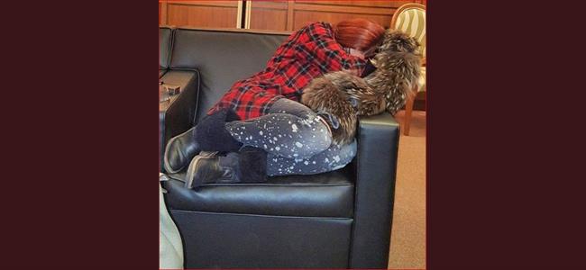  بالصورة - هيفا وهبي نائمة في المطار 