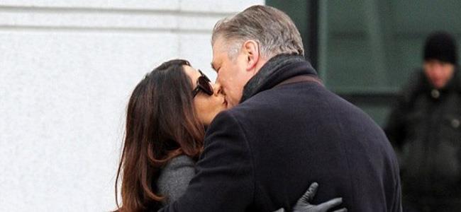  قبلات تجمع بين سلمى حايك وألك بالدوين 