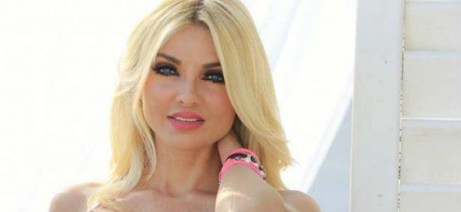 بالفيديو: ميريام كلينك تتجول بالشارع بدون بنطلون