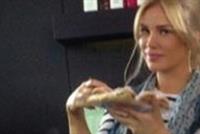 بالصورة: ما قصة نيكول سابا والحلوى