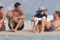 مادونا على الشاطئ في اسبانيا بملابس غريبة