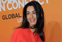 أمل علم الدين ليست حاملاً